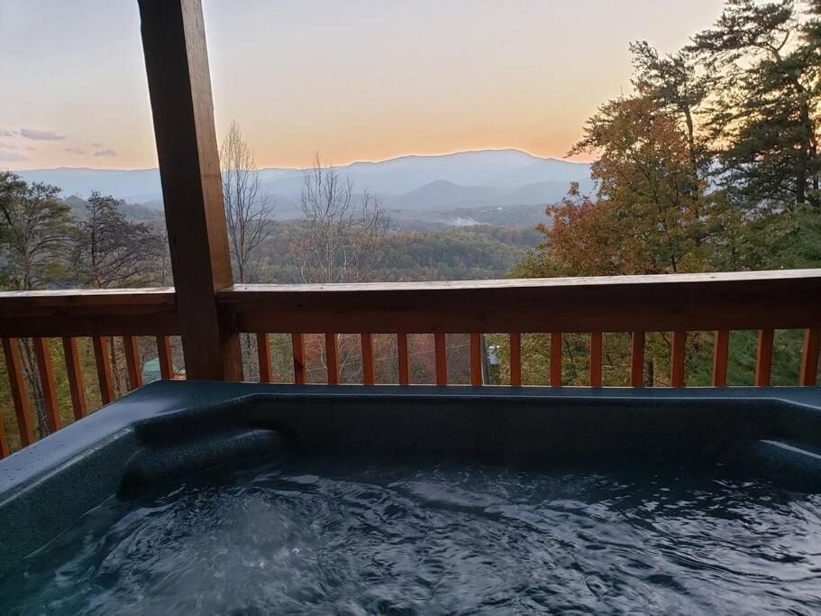 Villa Yogi'S Den: Breathtaking Views! 3 Min To Dollywood, On 1 Acre! Sevierville Esterno foto