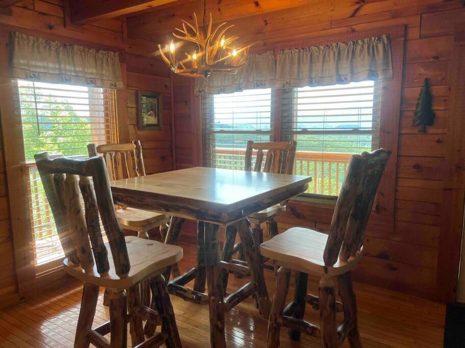 Villa Yogi'S Den: Breathtaking Views! 3 Min To Dollywood, On 1 Acre! Sevierville Esterno foto