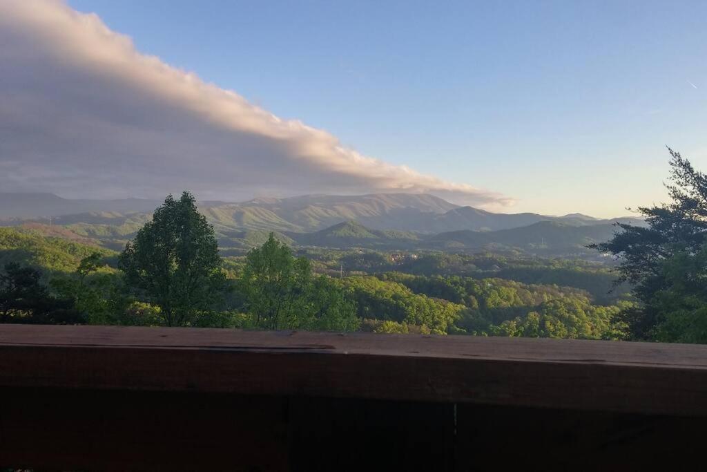 Villa Yogi'S Den: Breathtaking Views! 3 Min To Dollywood, On 1 Acre! Sevierville Esterno foto